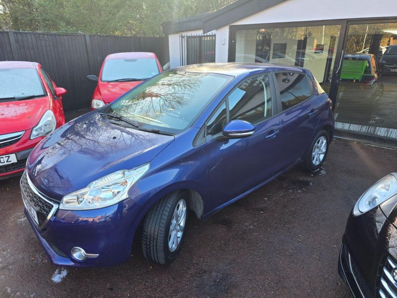 PEUGEOT 208