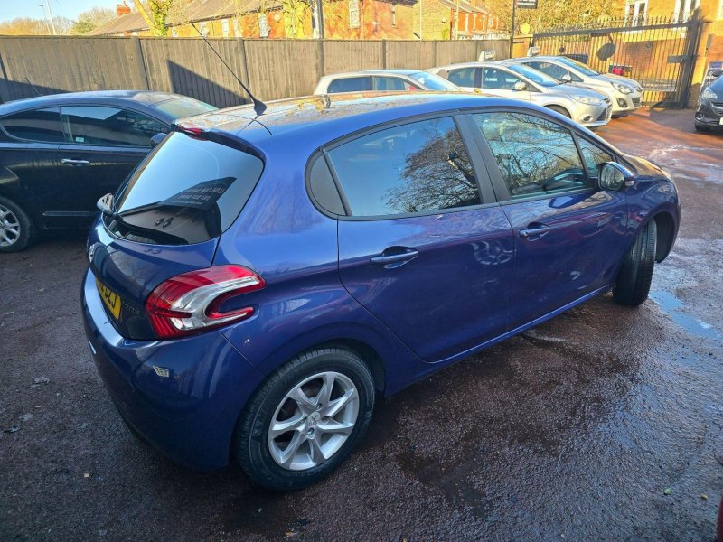 PEUGEOT 208