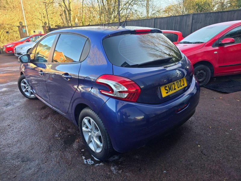 PEUGEOT 208