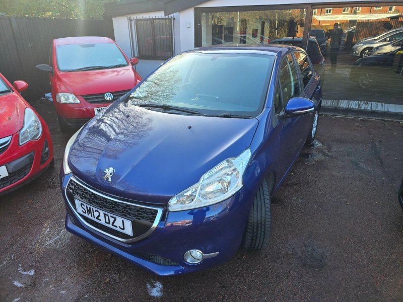 PEUGEOT 208