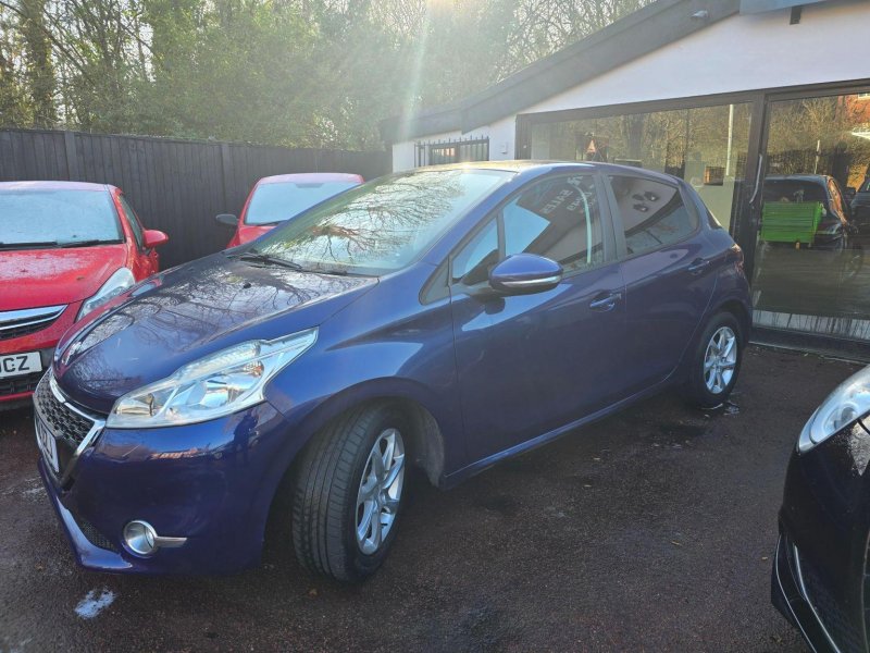 PEUGEOT 208