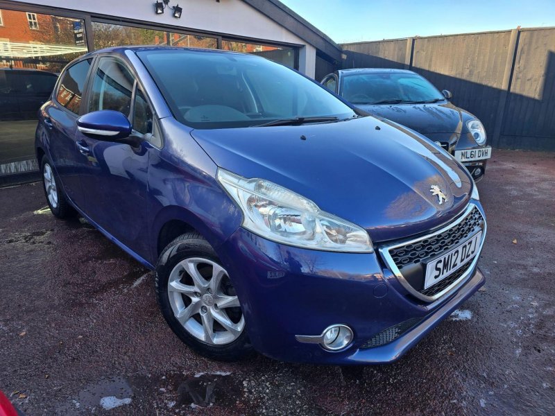 PEUGEOT 208