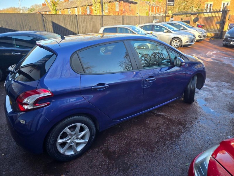 PEUGEOT 208