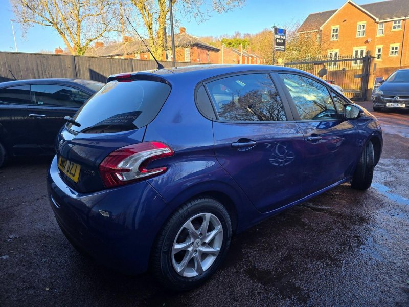 PEUGEOT 208