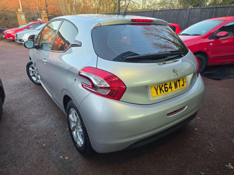 PEUGEOT 208