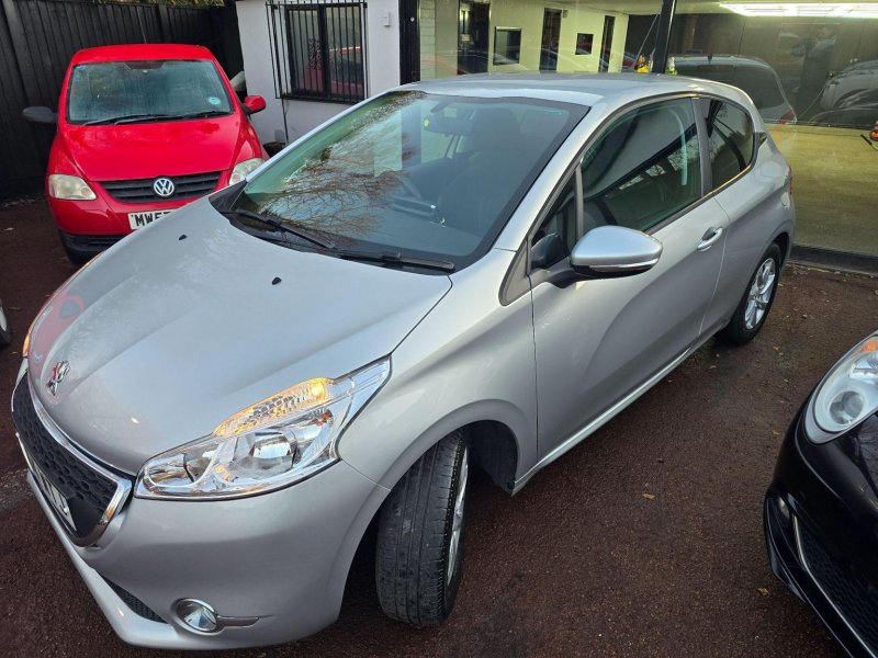 PEUGEOT 208