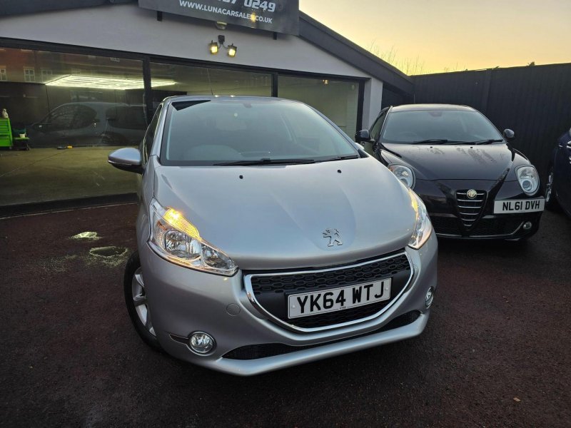 PEUGEOT 208