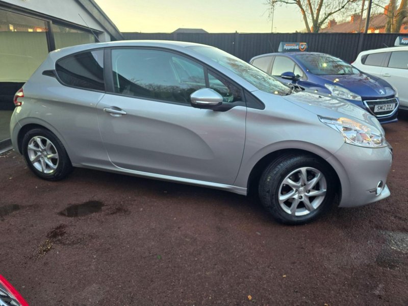 PEUGEOT 208