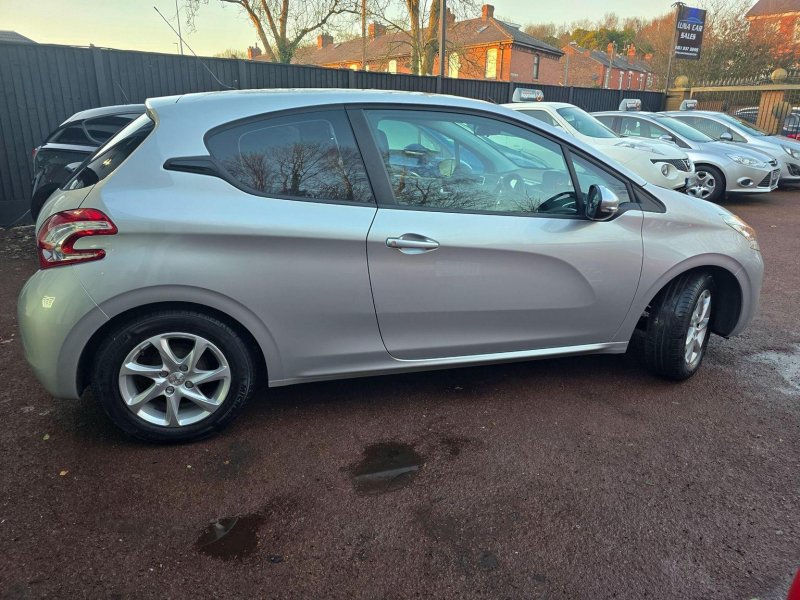 PEUGEOT 208