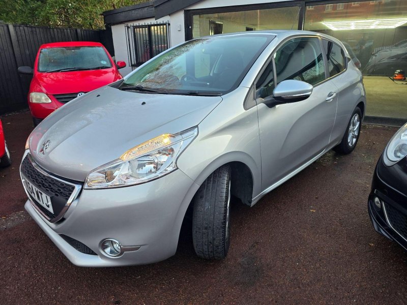 PEUGEOT 208