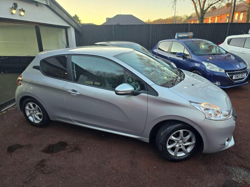 PEUGEOT 208