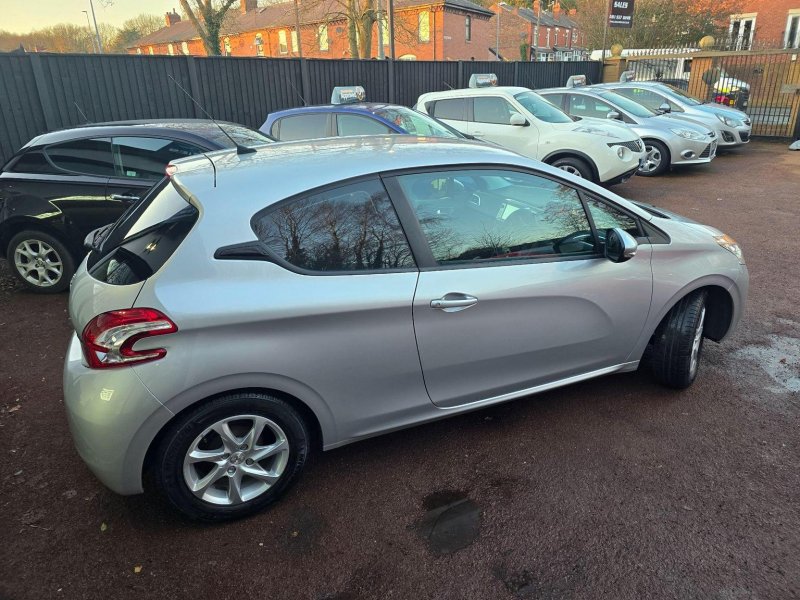 PEUGEOT 208