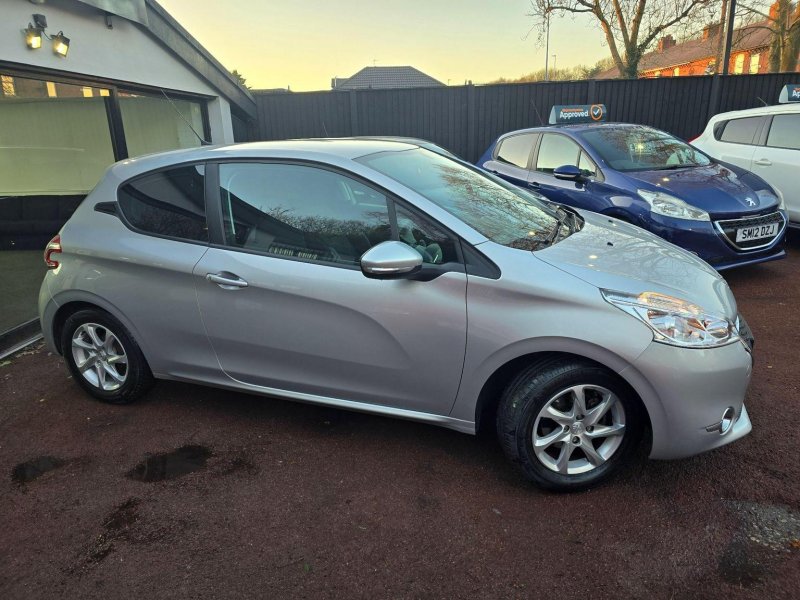 PEUGEOT 208