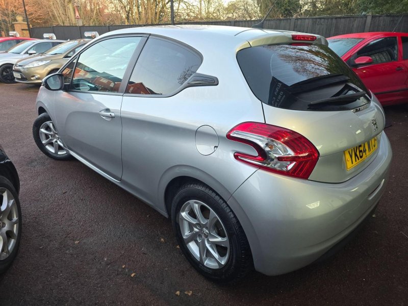 PEUGEOT 208