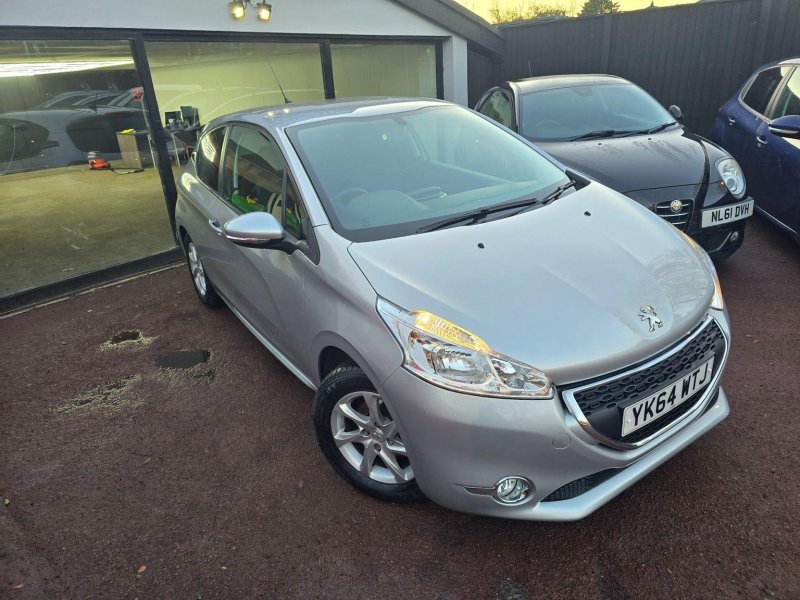 PEUGEOT 208