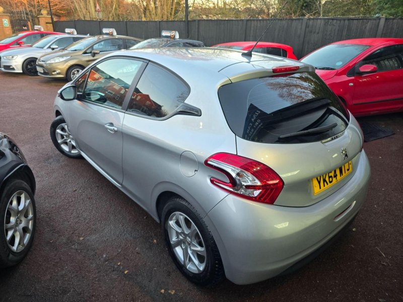 PEUGEOT 208