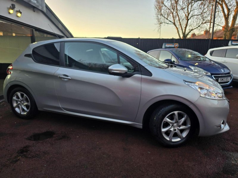 PEUGEOT 208