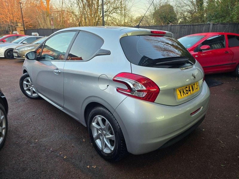 PEUGEOT 208