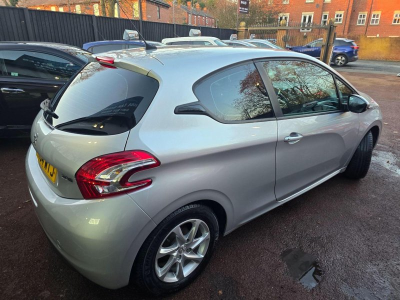 PEUGEOT 208