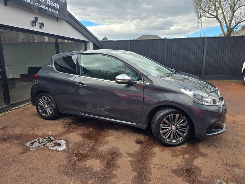 PEUGEOT 208